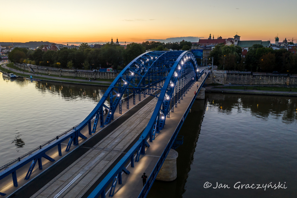 jg1_200902_krpl_dji_0772-hdr.jpg-dron, panorama, most Piłsudskiego, iluminacja, wieczór, logo930